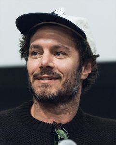 Adam Brody som Noah Roklov
