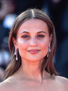 Alicia Vikander är Sophia Sandvoort i Tulpanfeber