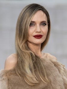 Angelina Jolie som Elise Clifton-Ward