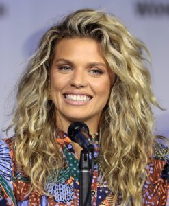 AnnaLynne McCord som Naomi Clark