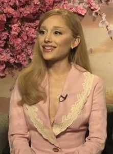 Ariana Grande som Galinda / Glinda