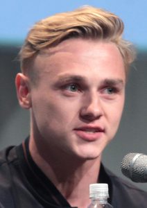 Ben Hardy som Roger Taylor