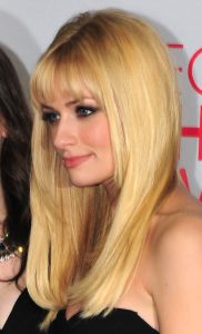 Beth Behrs som Caroline Channing