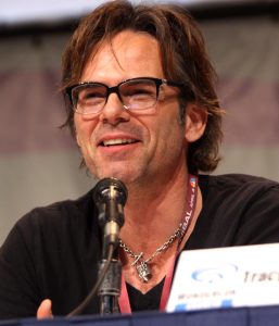 Billy Burke som Charlie Swan