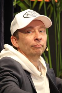 Brian Lykke är Martin i Högst besynnerliga typer