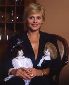 Britt Ekland som Anna