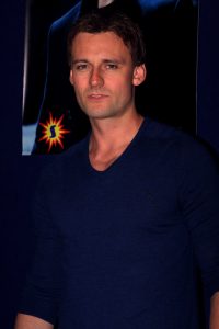 Callum Blue som Richard