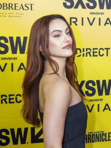 Camila Mendes som Veronica Lodge