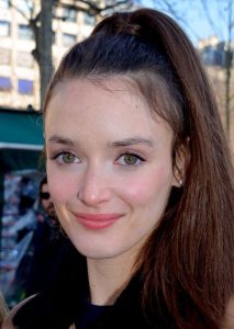 Charlotte Le Bon som Ana Khesarian