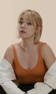 Clara Galle som Greta