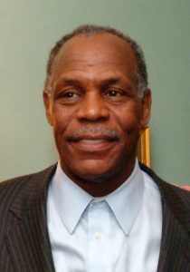 Danny Glover som Colonel Isaac Johnson