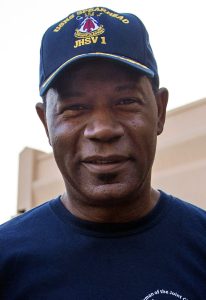Dennis Haysbert som Det. Sgt. Almond