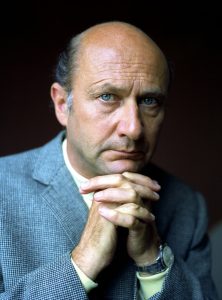 Donald Pleasence som Isaac Q. Cumber