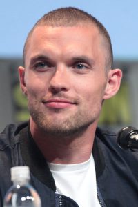 Ed Skrein som Atticus Noble