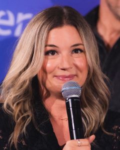 Emily VanCamp som Nicolette Nevin