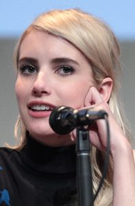 Emma Roberts som Casey Mathis