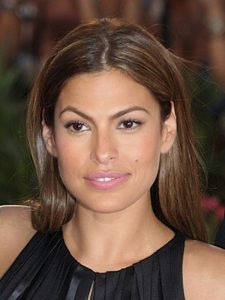 Eva Mendes som Monica Fuentes