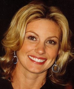 Faith Hill som Margaret Dutton