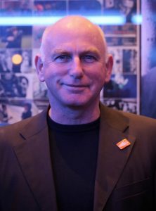 Gary Lewis som Kare