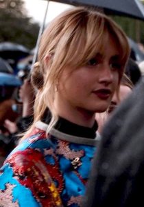 Grace Van Patten är Lucy Albright i Tell Me Lies