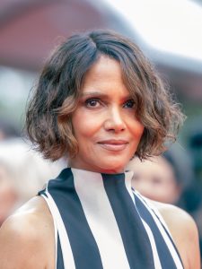 Halle Berry som Roxanne Hall