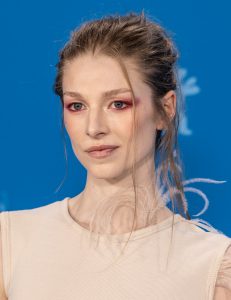 Hunter Schafer som Jules Vaughn