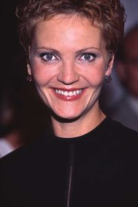 Joan Allen som Eve Archer