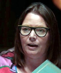 Joanna Scanlan som Amanda Thirsk