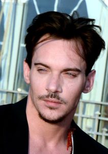 Jonathan Rhys Meyers som Alex