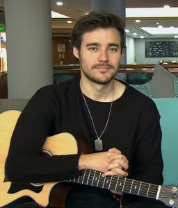 Jorge Blanco som León