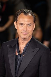 Jude Law är Jod Na Nawood i Star Wars: Skeleton Crew