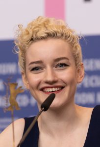 Julia Garner som Anna Delvey / Anna Sorokin