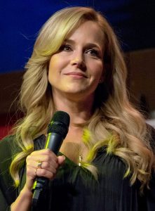 Julie Benz som Rita Bennett