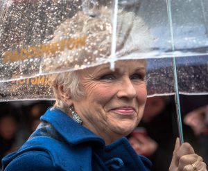Julie Walters som Mrs Wilkinson