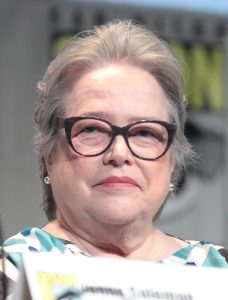 Kathy Bates är Gertrude Stein i Midnatt i Paris