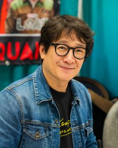 Ke Huy Quan som Waymond Wang
