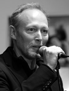Lars Mikkelsen är Johannes Krogh i Herrens veje
