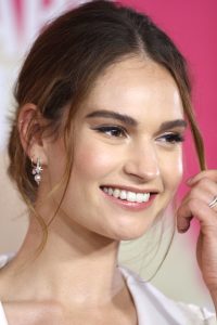 Lily James som Ellie Appleton