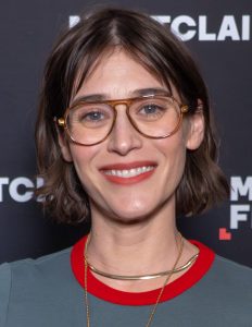 Lizzy Caplan som Alexandra Mullen