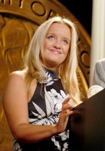 Lucy Davis som Hilda Spellman