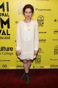 Maimie McCoy som Lucienne Hassell