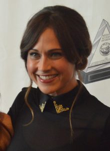 Nikki DeLoach som Lacey Hamilton