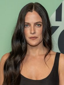 Riley Keough som Rebecca Godfrey