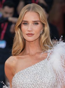 Rosie Huntington-Whiteley som Carly
