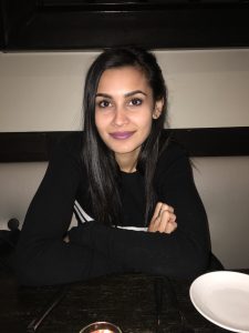 Sophia Ali som Chloe Frazer