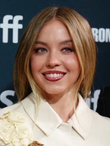 Sydney Sweeney som Cassie Howard