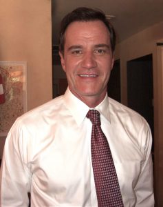 Tim DeKay som Peter Burke
