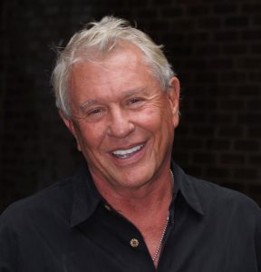Tom Berenger som Sergeant Robert "Bob" Barnes