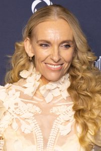 Toni Collette är Anne Fredericks i Madame