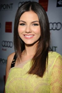 Victoria Justice som Tori Vega